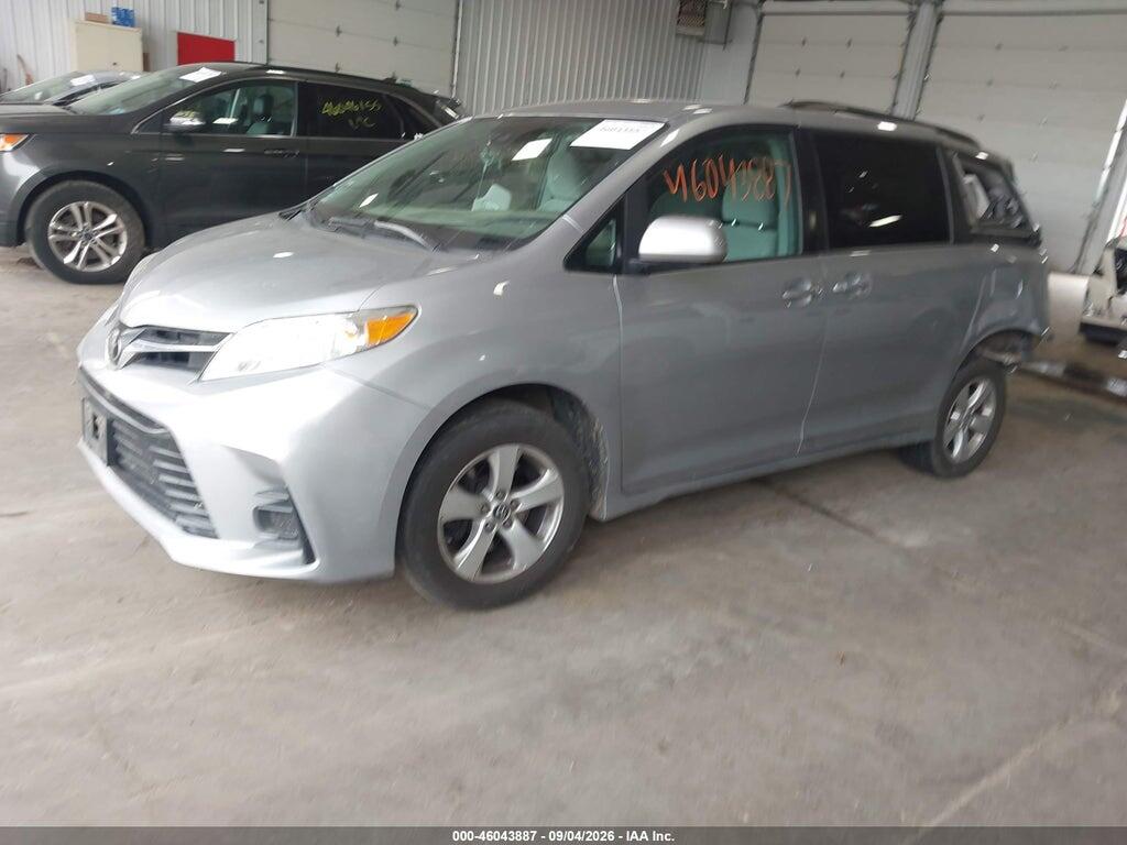 5TDKZ3DC0JS932976 2018 TOYOTA SIENNA photo no. 2