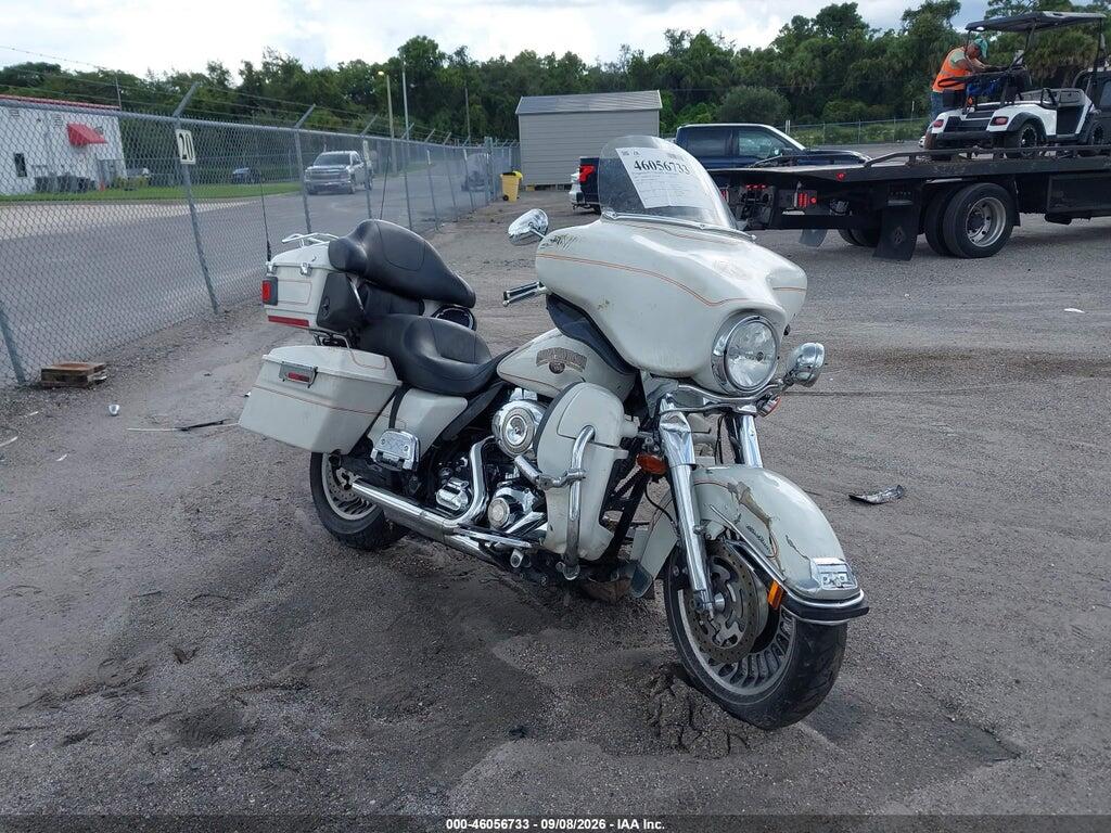 2011 HARLEY-DAVIDSON FLHTCU 1HD1FL417BB631115