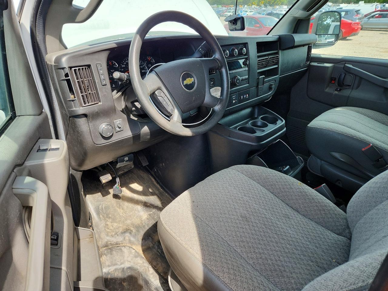 2020 CHEVROLET EXPRESS G2500 — Фото 8 из 13