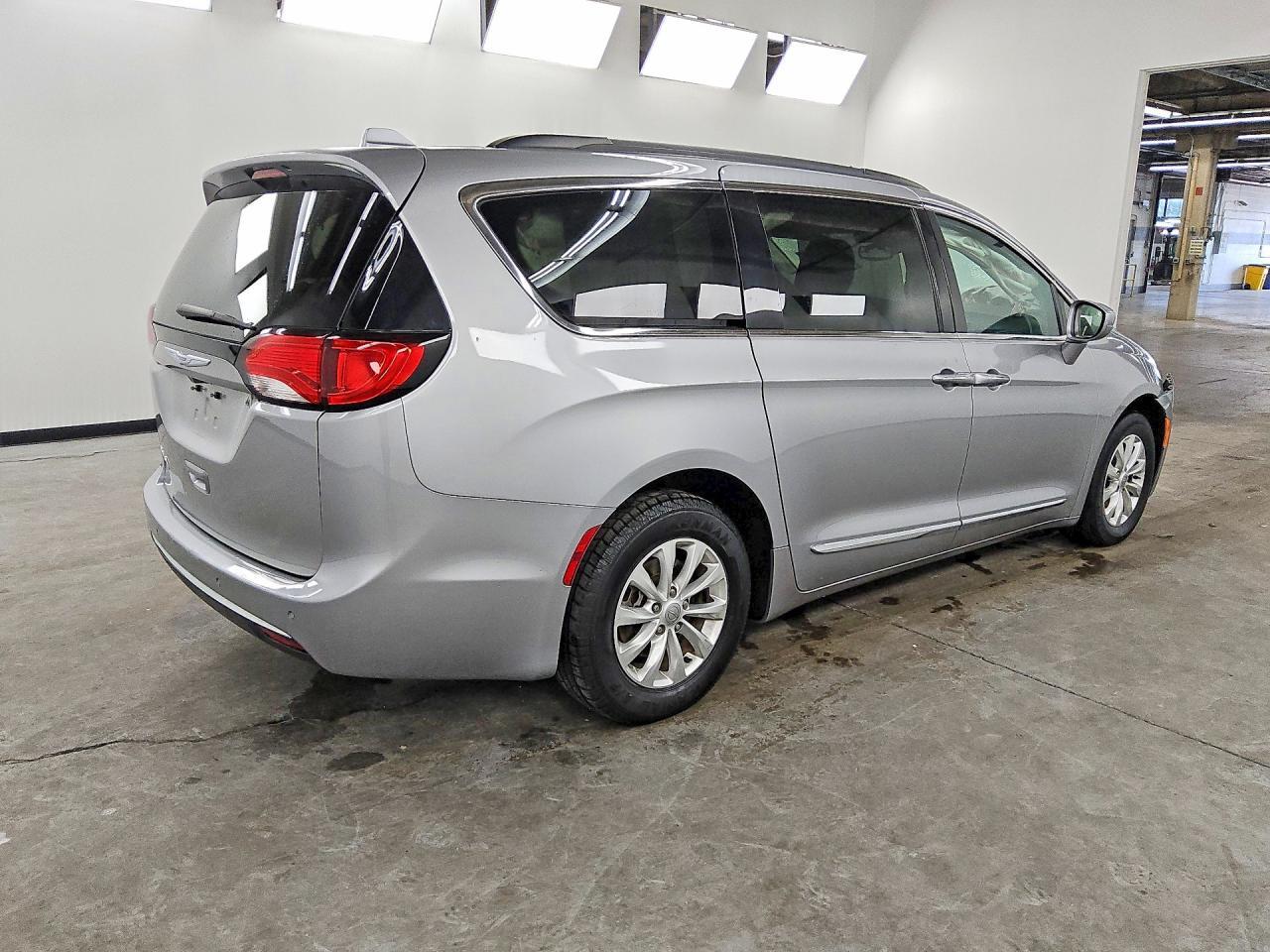 2C4RC1BG0HR747436 2017 CHRYSLER PACIFICA photo no. 3