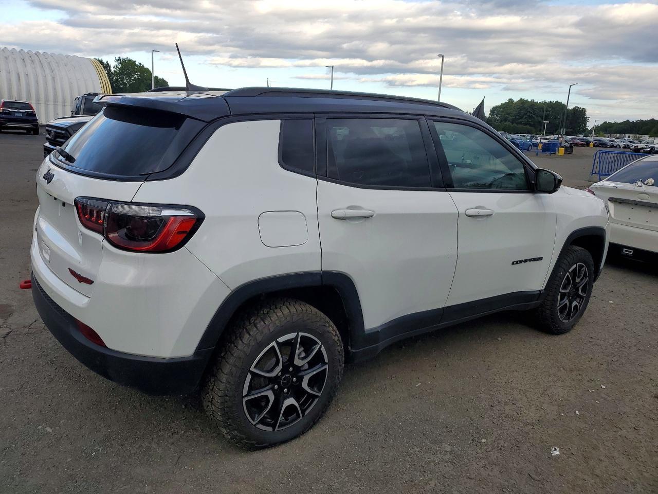 2025 JEEP COMPASS TRAILHAWK — Фото 3 из 13