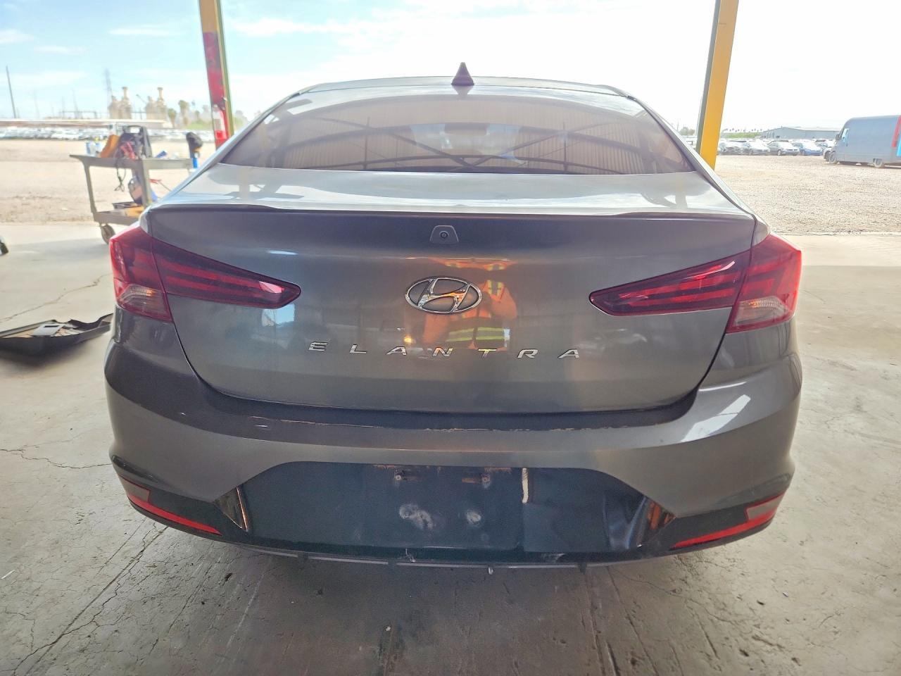 2020 HYUNDAI ELANTRA SEL — Фото 6 из 12