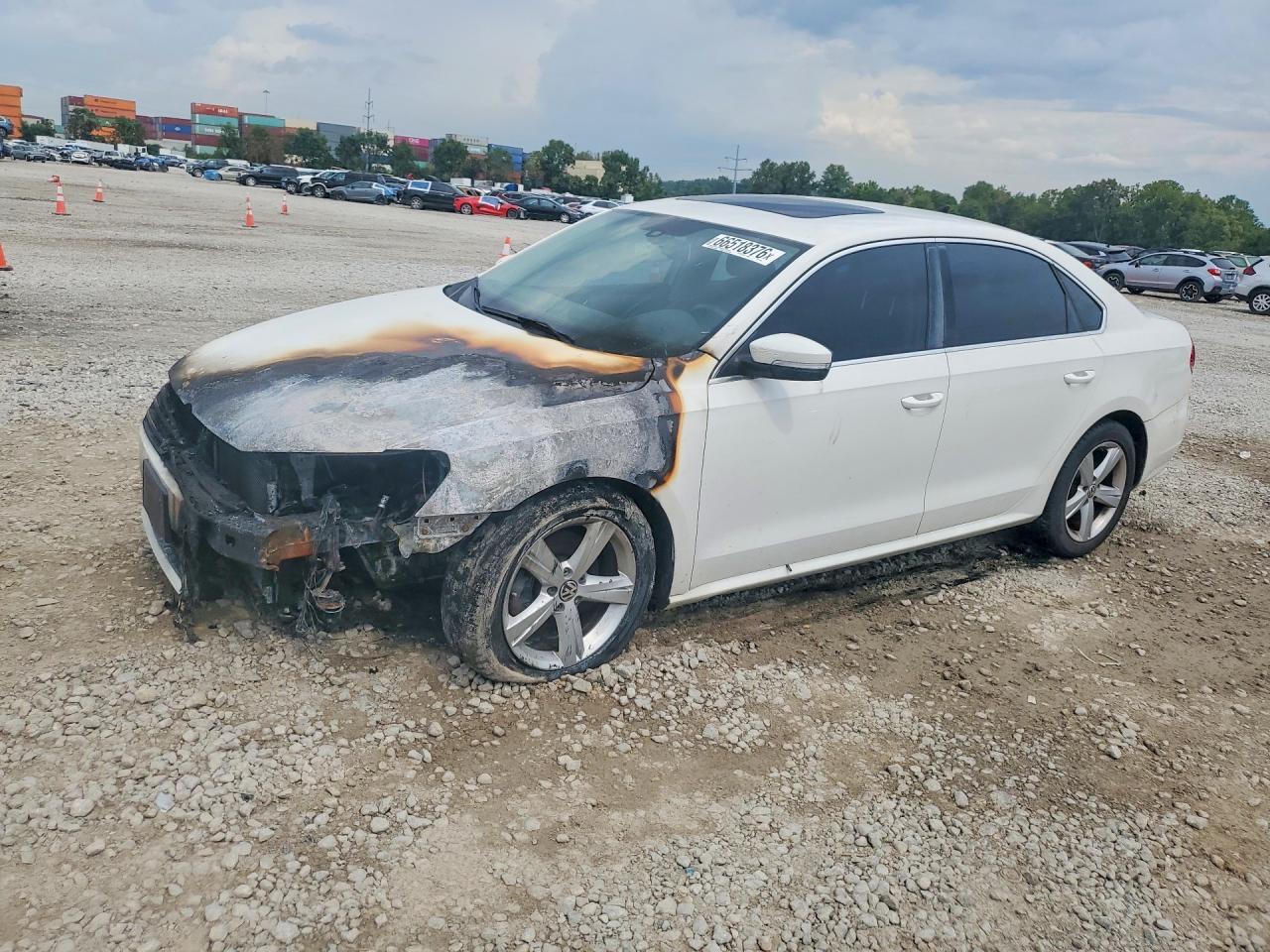2013 VOLKSWAGEN PASSAT 1VWBP7A38DC058011
