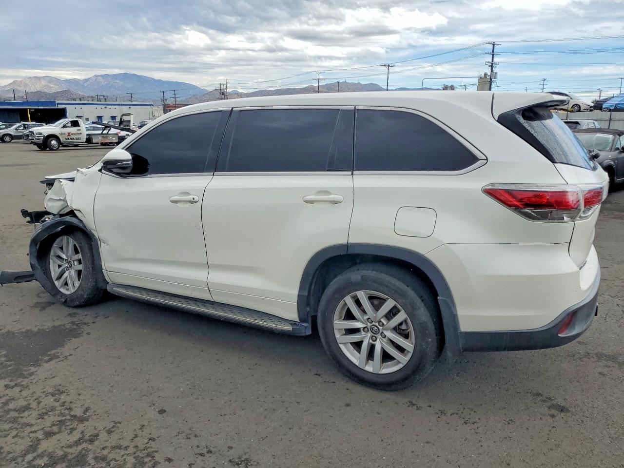 2016 TOYOTA HIGHLANDER LE — Фото 2 из 14