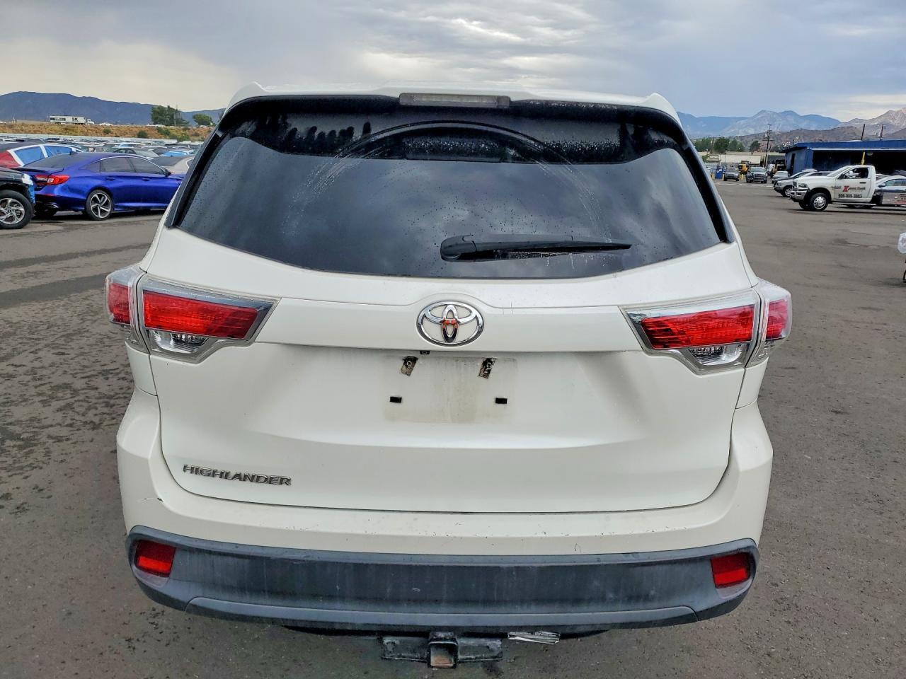 2016 TOYOTA HIGHLANDER LE — Фото 6 из 14