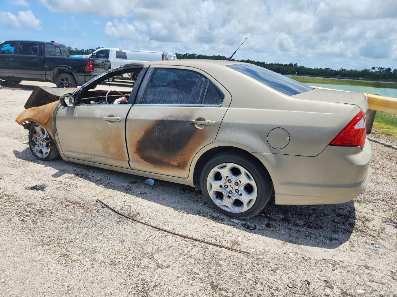 3FAHP0HA5AR431646 2010 FORD FUSION photo no. 2