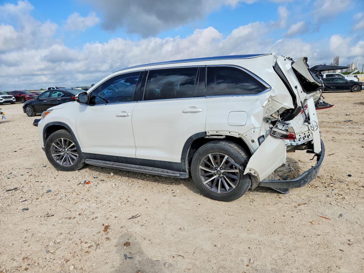 5TDKZRFH8KS339766 2019 TOYOTA HIGHLANDER photo no. 2