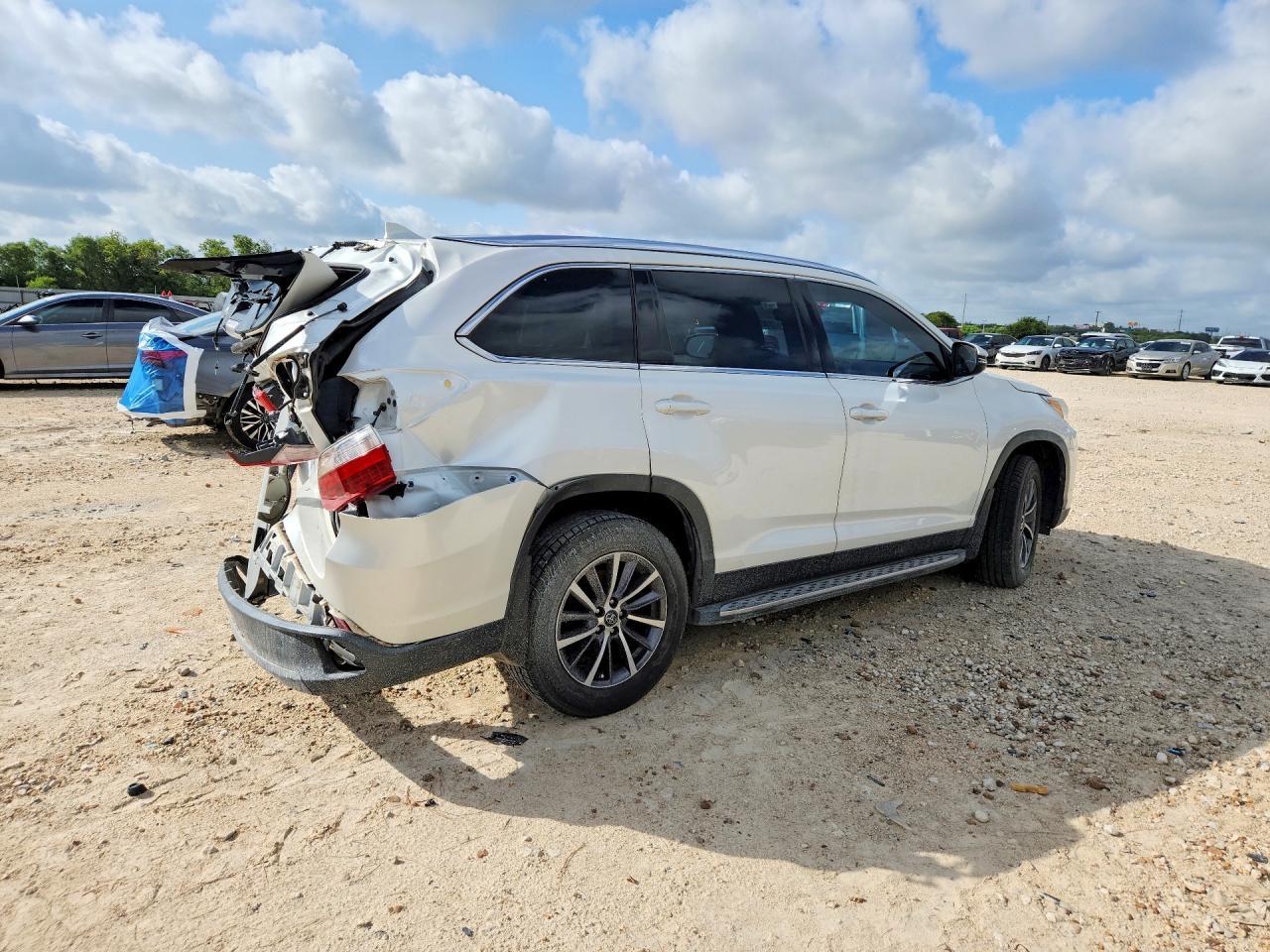 5TDKZRFH8KS339766 2019 TOYOTA HIGHLANDER photo no. 3
