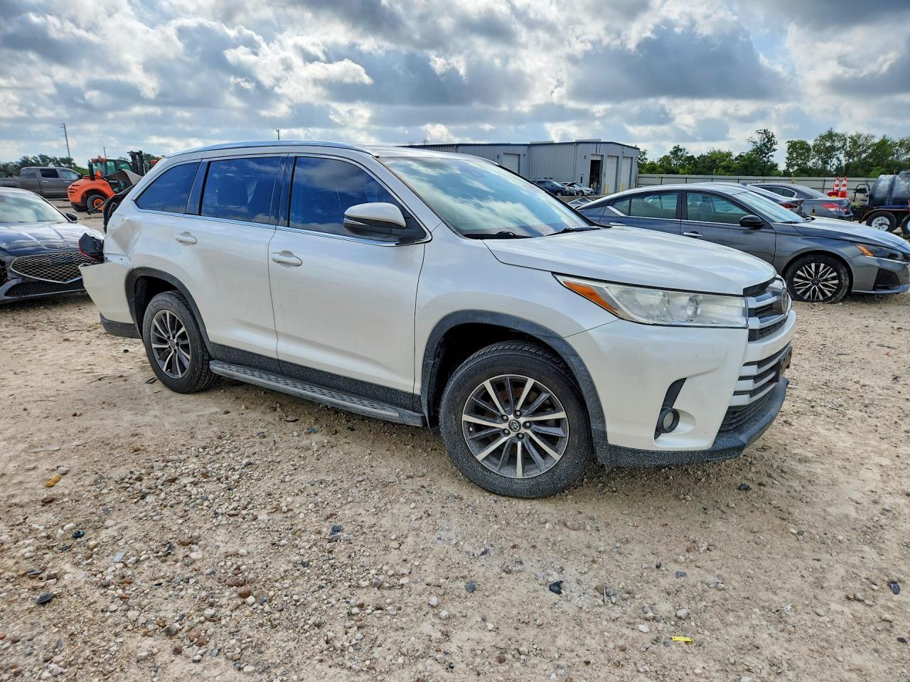 5TDKZRFH8KS339766 2019 TOYOTA HIGHLANDER photo no. 4