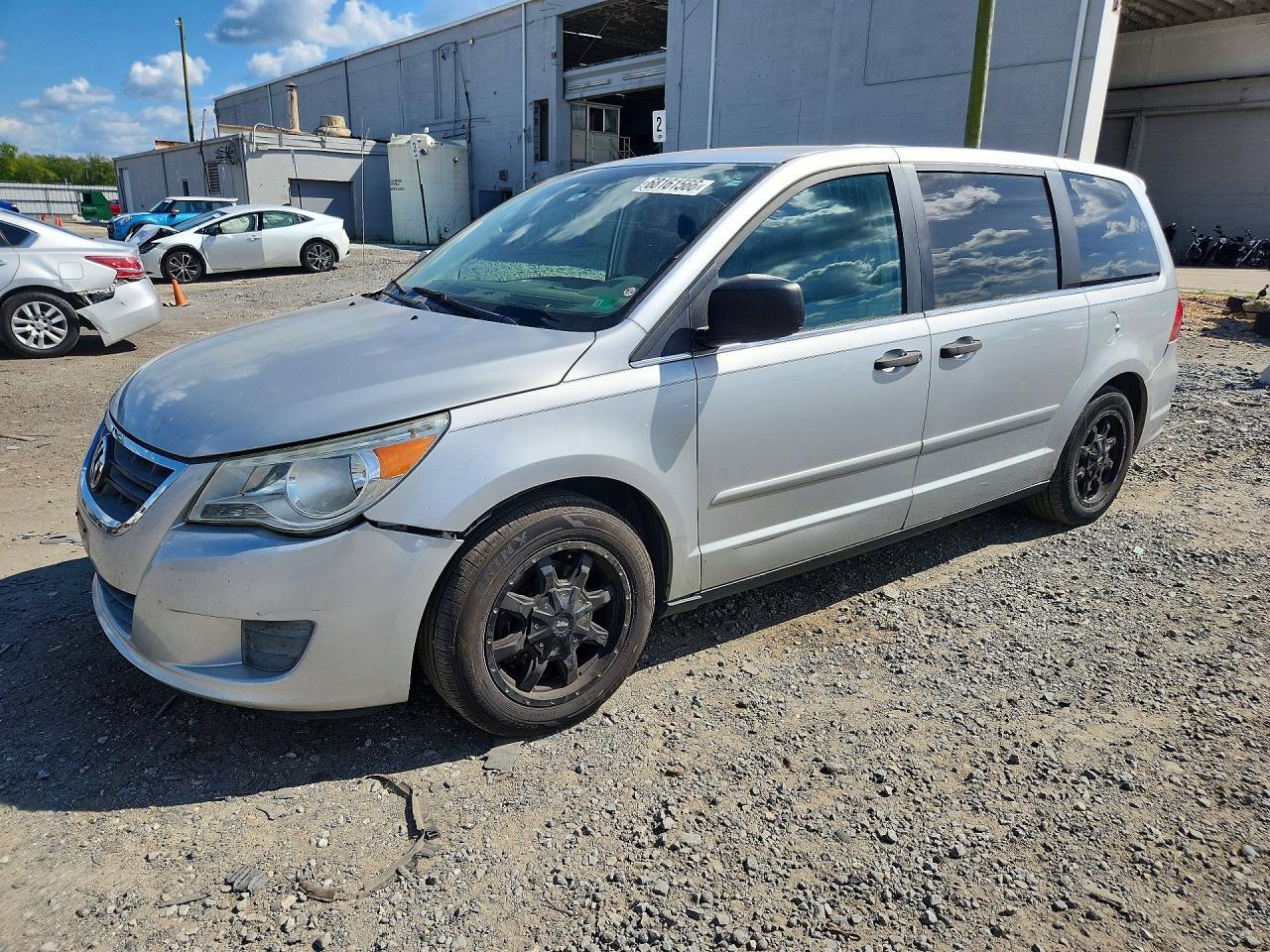 2011 VOLKSWAGEN ROUTAN 2V4RW4DG8BR642338