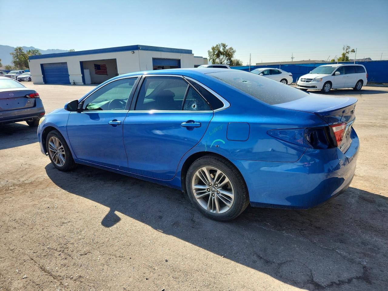 2017 TOYOTA CAMRY SE — Фото 2 из 12