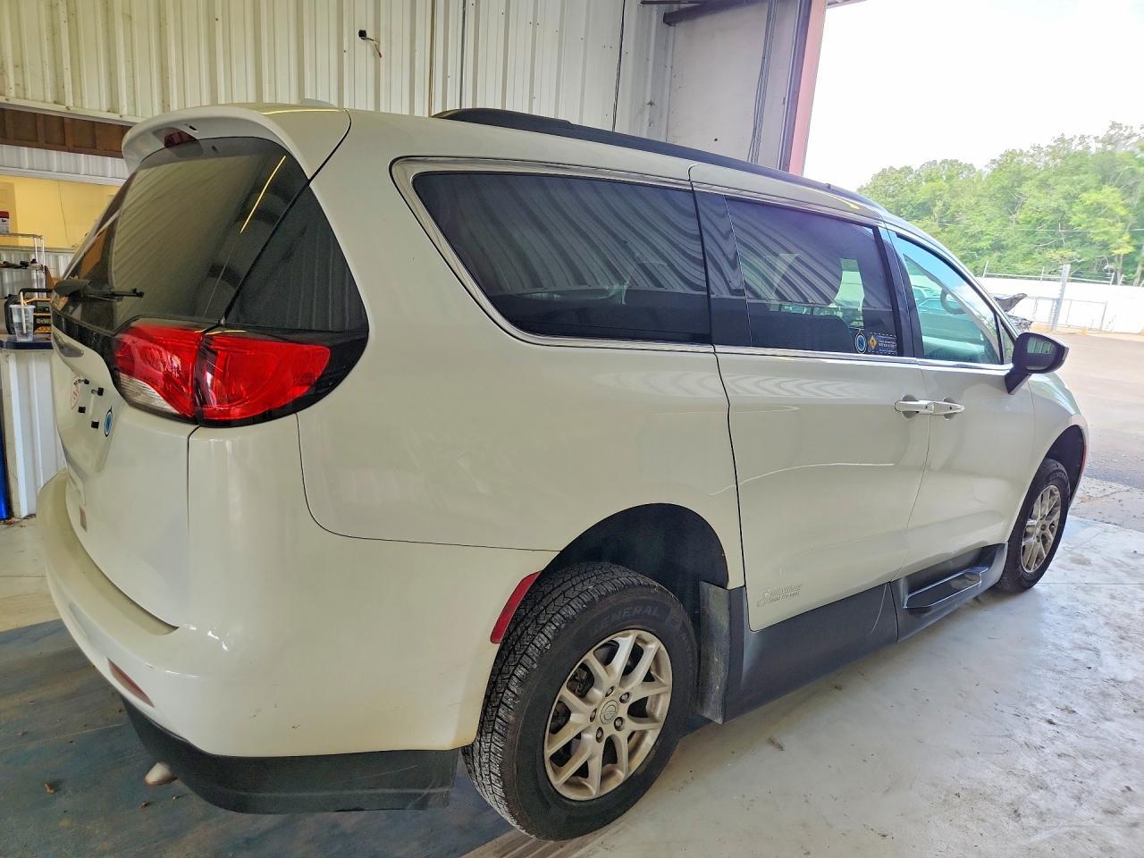 2C4RC1DG9LR264517 2020 CHRYSLER VOYAGER photo no. 3
