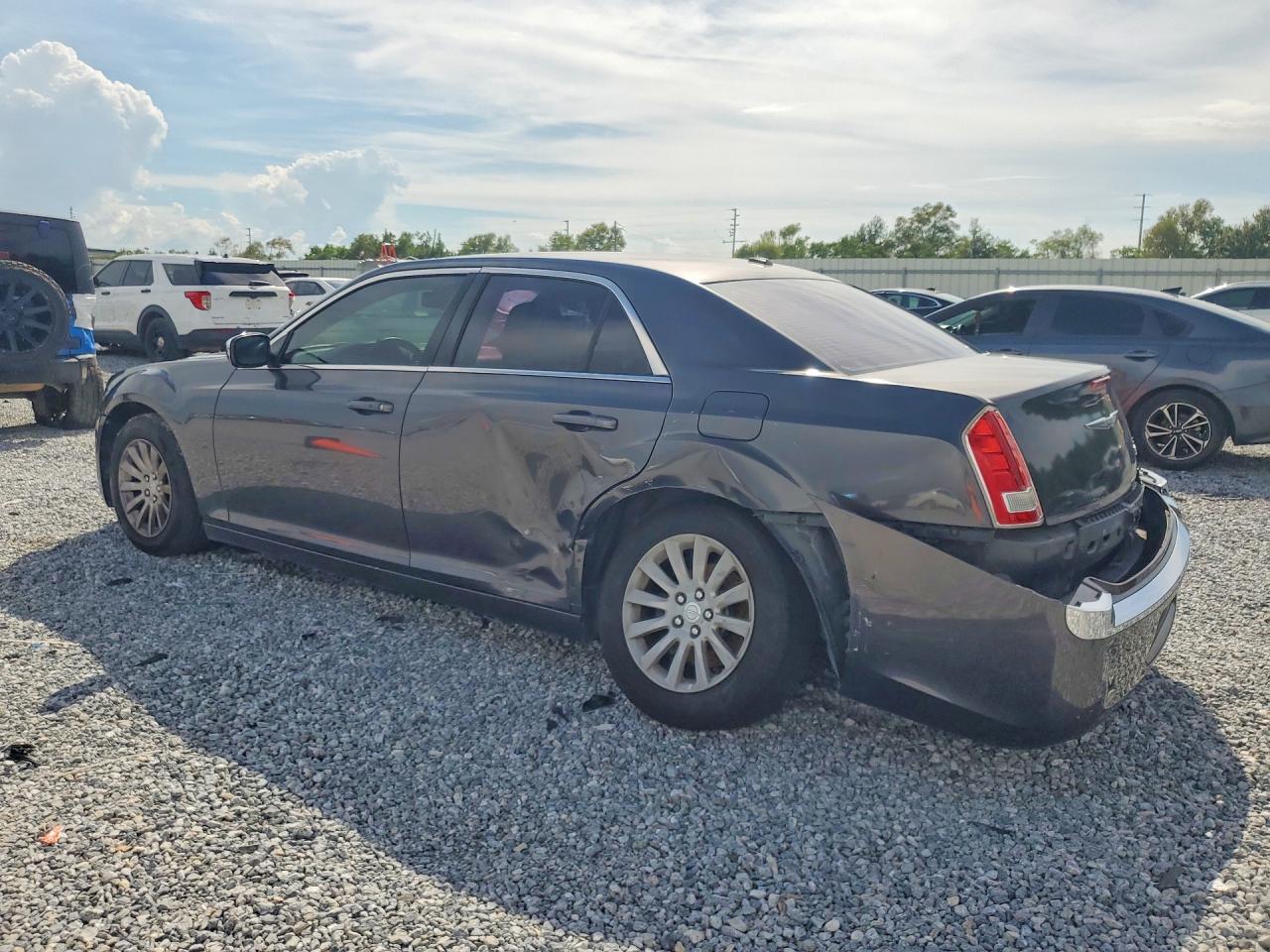 2014 CHRYSLER 300 — Фото 2 из 12