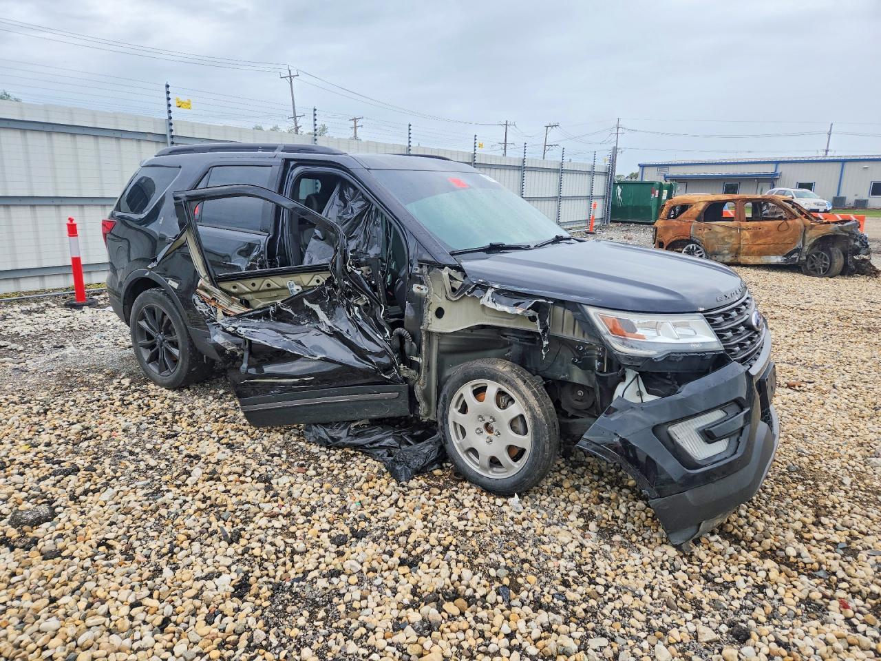1FM5K7D80HGB51606 2017 FORD EXPLORER photo no. 4