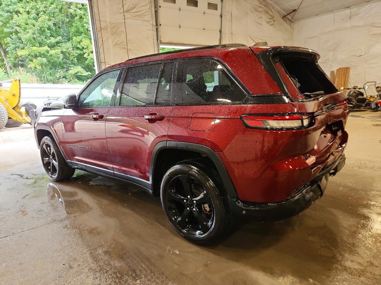 2023 JEEP GRAND CHEROKEE LAREDO — Фото 2 из 13