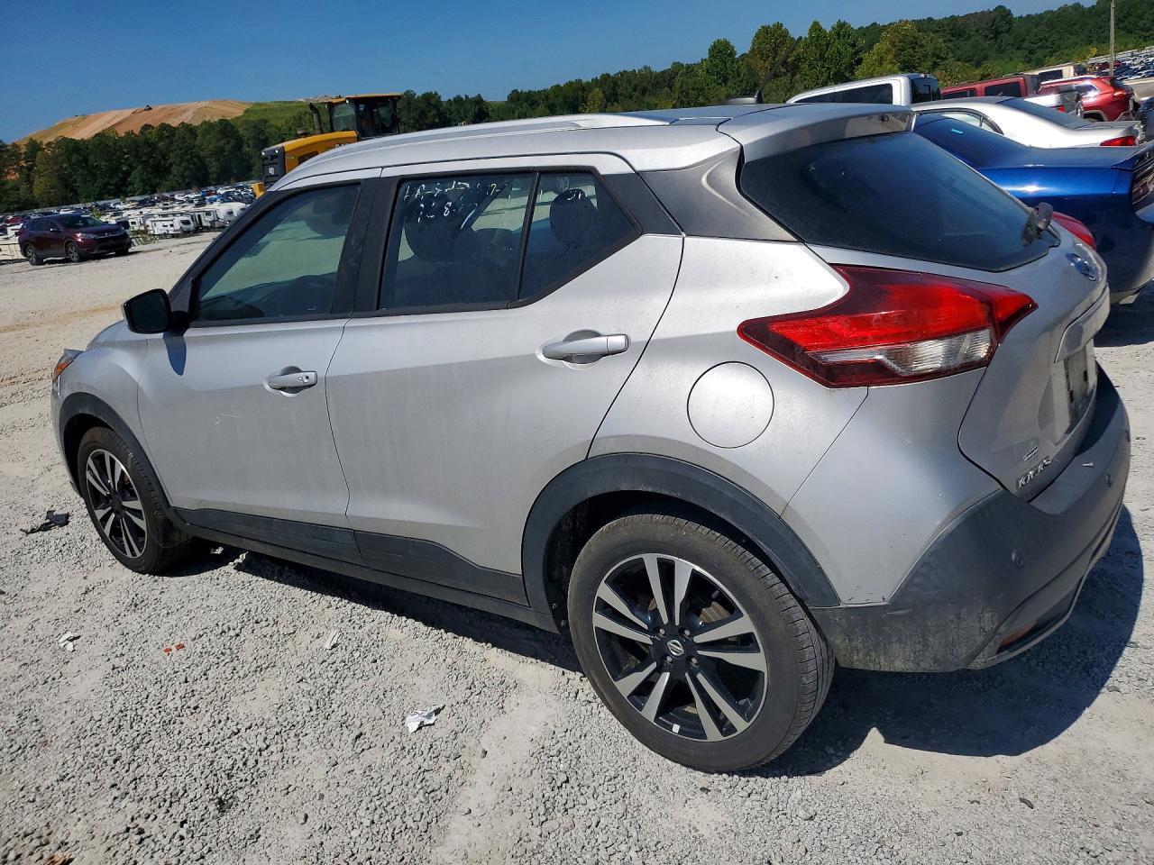 2020 NISSAN KICKS SV — Фото 2 из 12