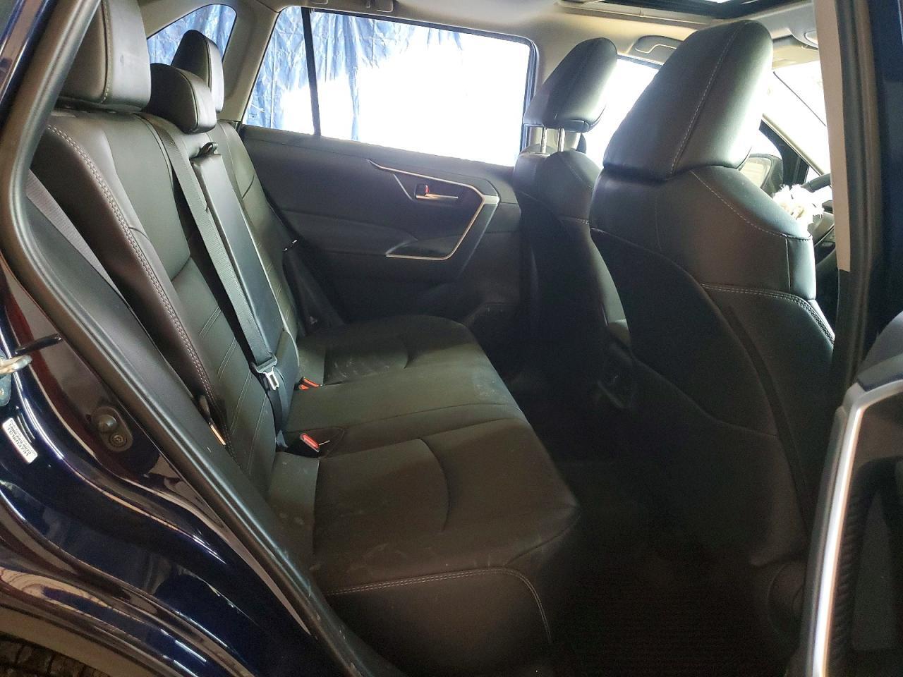 2024 TOYOTA RAV4 XLE PREMIUM — Фото 11 из 13