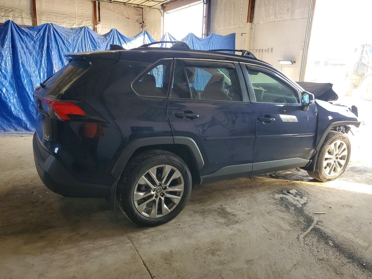 2024 TOYOTA RAV4 XLE PREMIUM — Фото 3 из 13