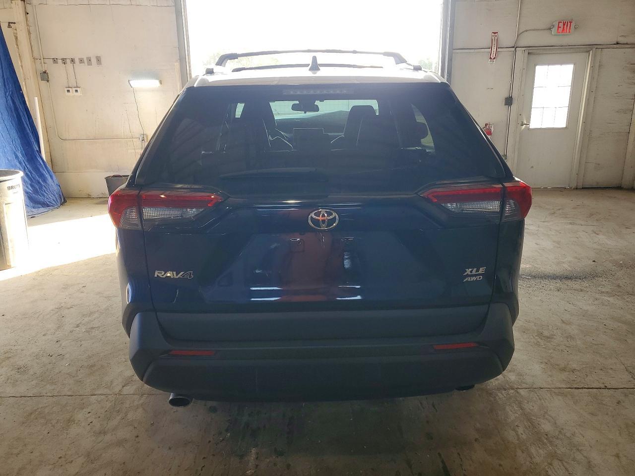 2024 TOYOTA RAV4 XLE PREMIUM — Фото 6 из 13