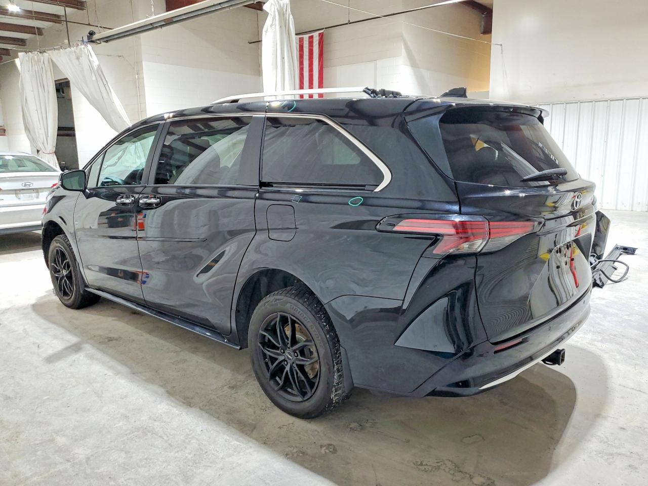 2022 TOYOTA SIENNA LIMITED 7-PASSENGER — Фото 2 из 14