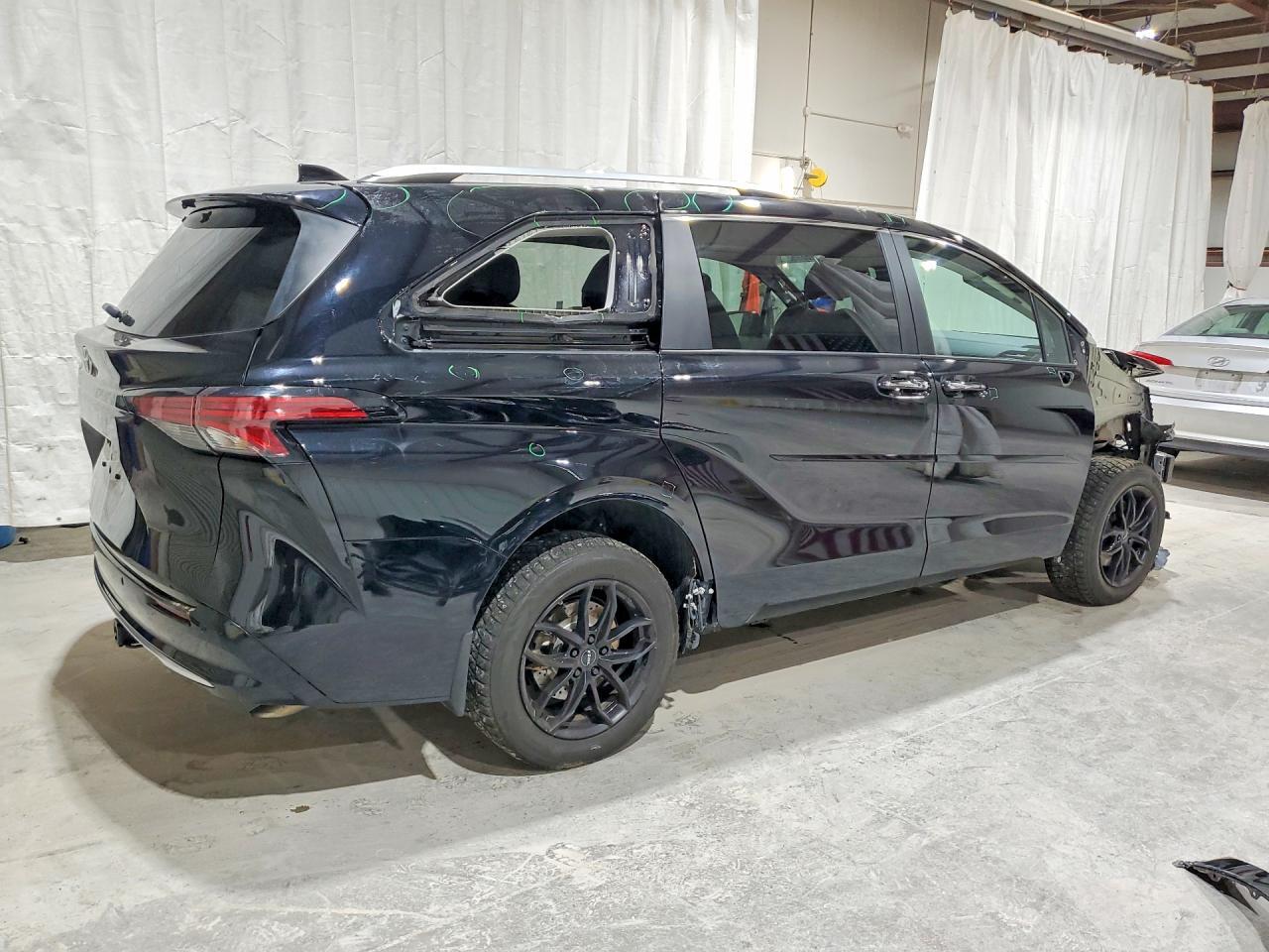 2022 TOYOTA SIENNA LIMITED 7-PASSENGER — Фото 3 из 14