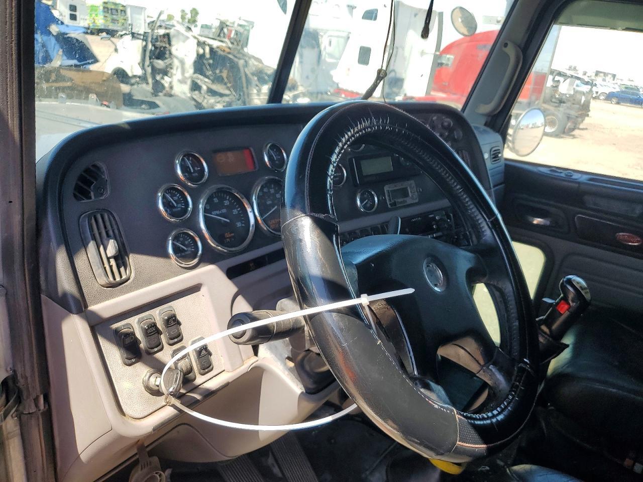 2013 PETERBILT 388 SEMI TRUCK — Фото 8 из 13