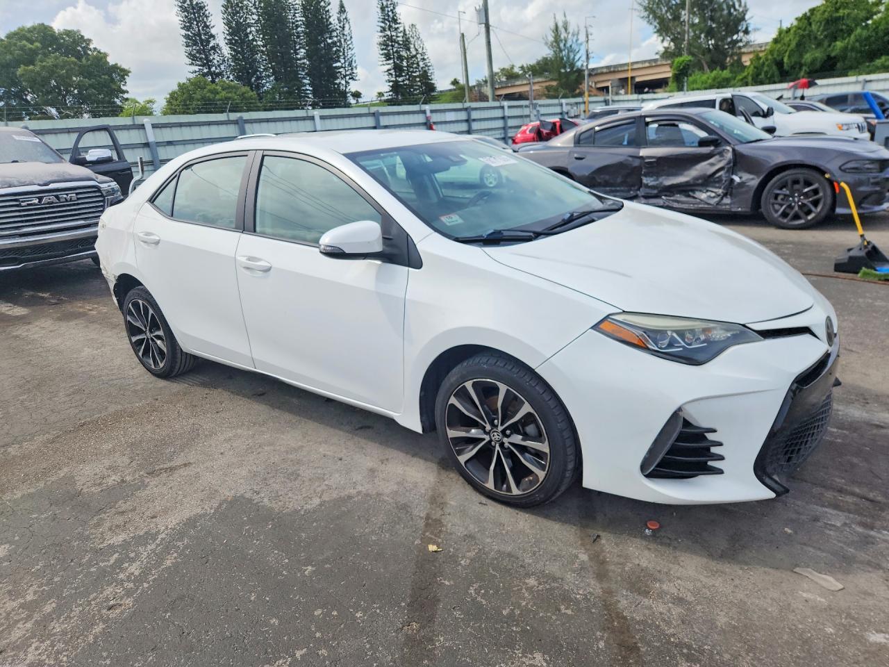 2017 TOYOTA COROLLA — Фото 4 из 12