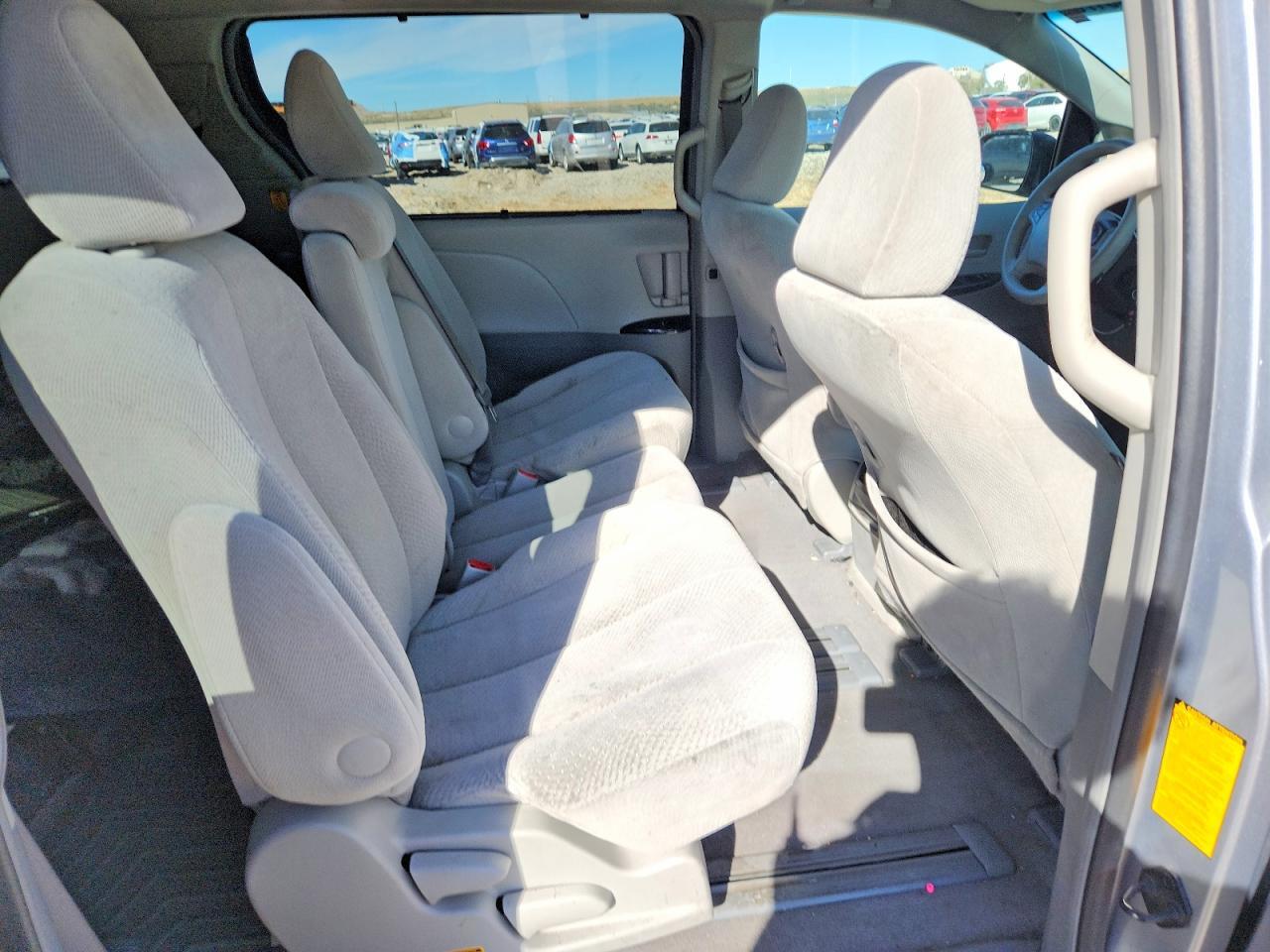 2011 TOYOTA SIENNA LE — Фото 10 из 13