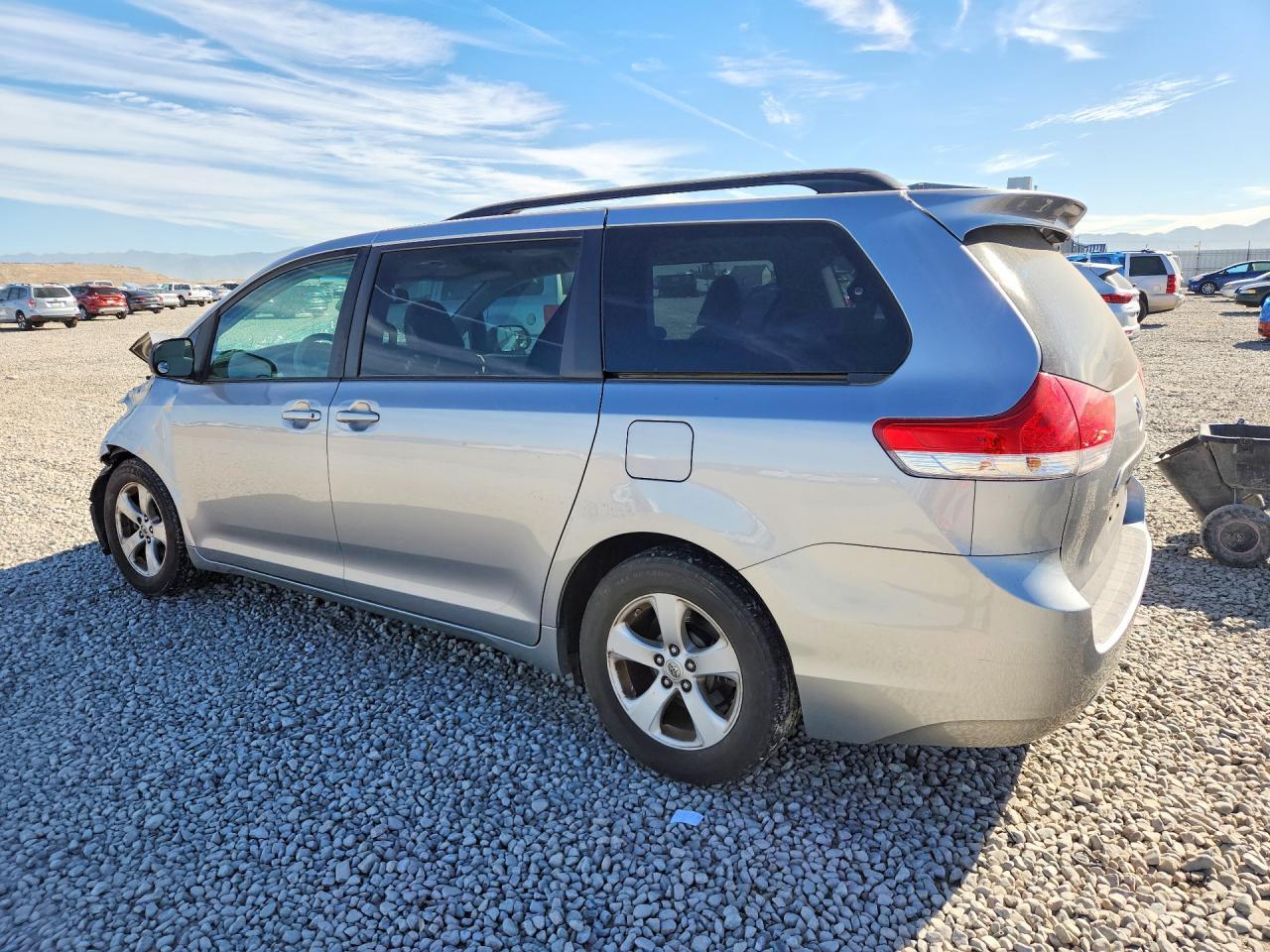 2011 TOYOTA SIENNA LE — Фото 2 из 13