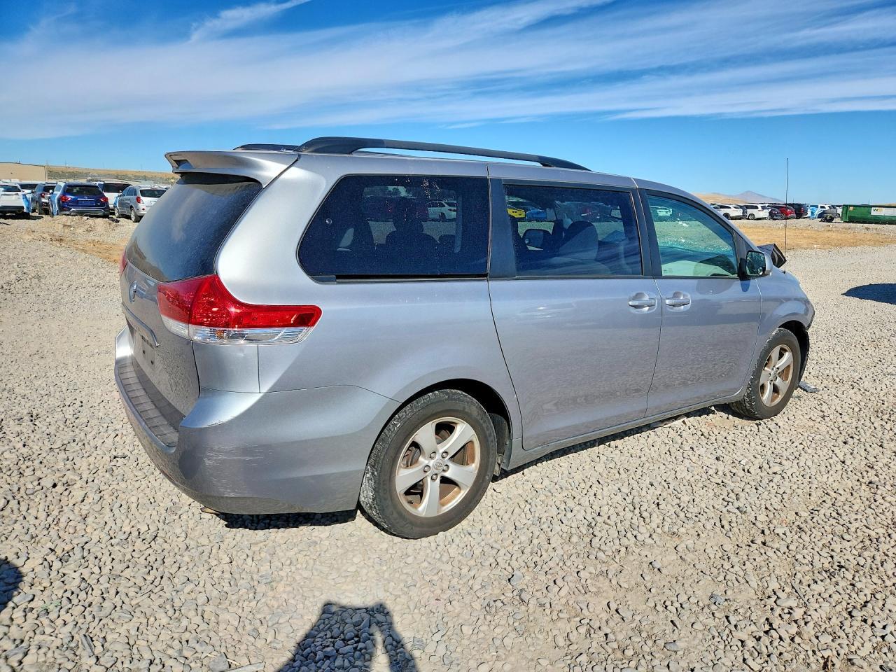 2011 TOYOTA SIENNA LE — Фото 3 из 13