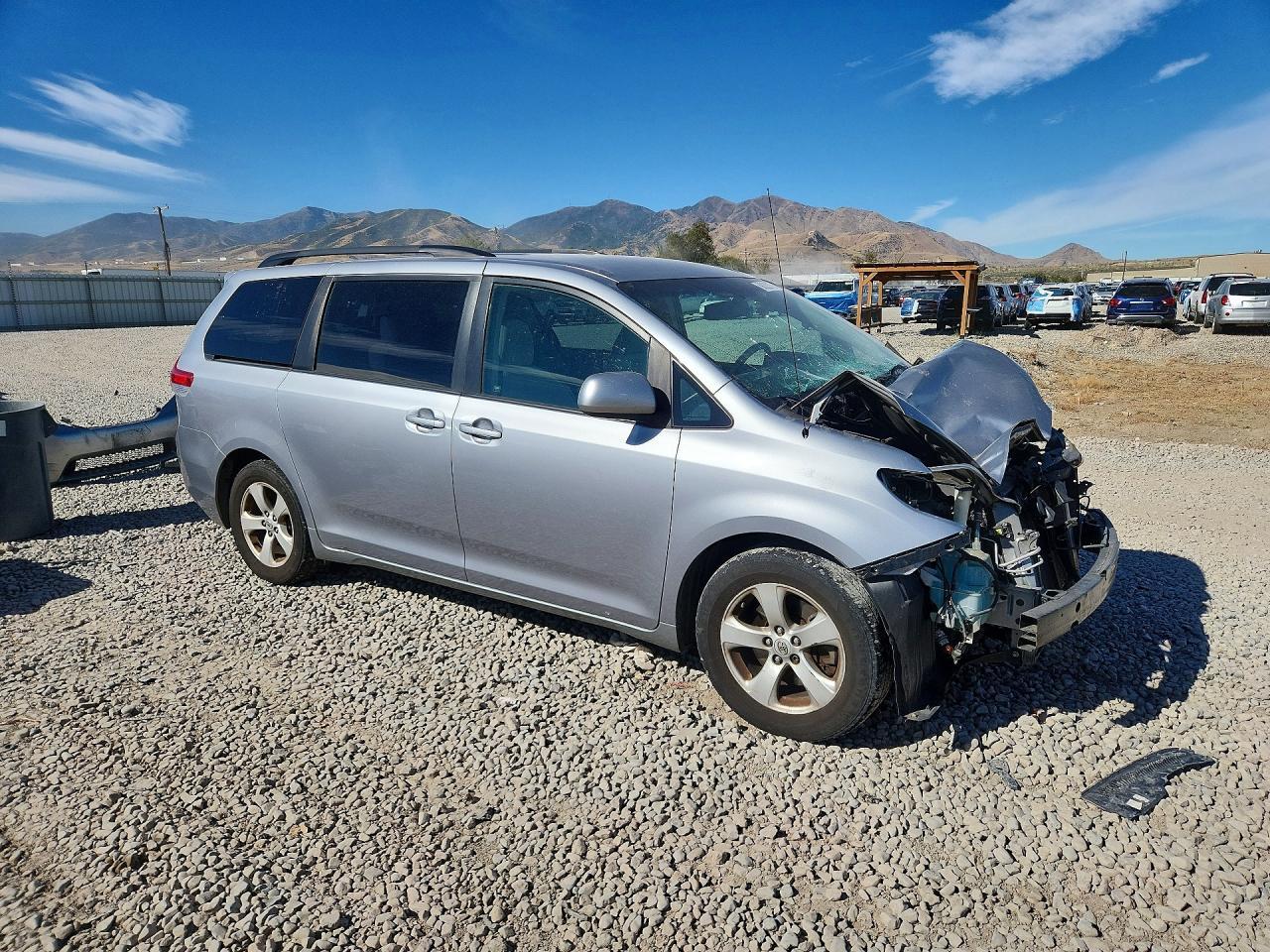 2011 TOYOTA SIENNA LE — Фото 4 из 13