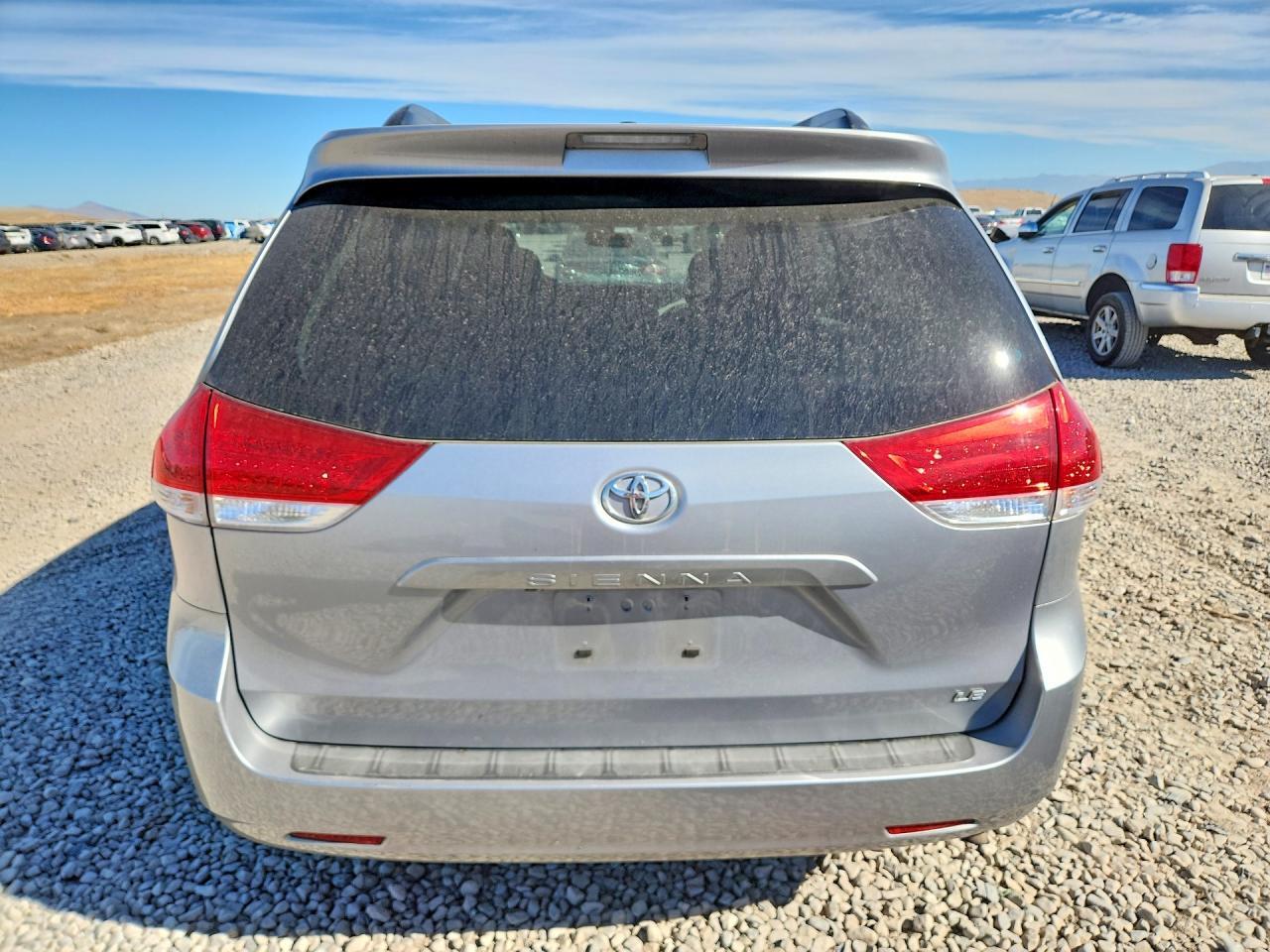 2011 TOYOTA SIENNA LE — Фото 6 из 13