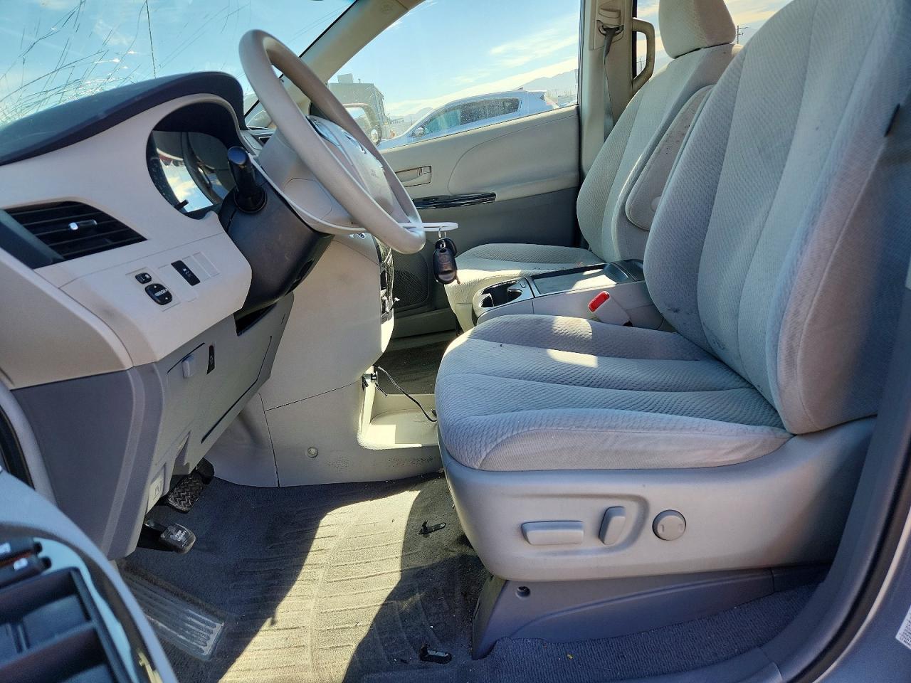 2011 TOYOTA SIENNA LE — Фото 7 из 13