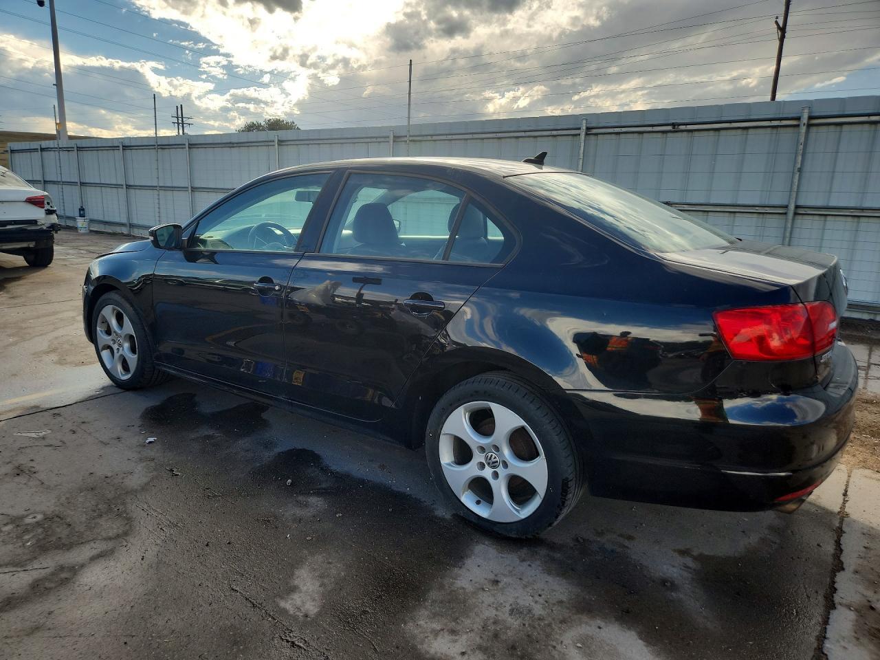 3VWDZ7AJ6BM347935 2011 VOLKSWAGEN JETTA photo no. 2