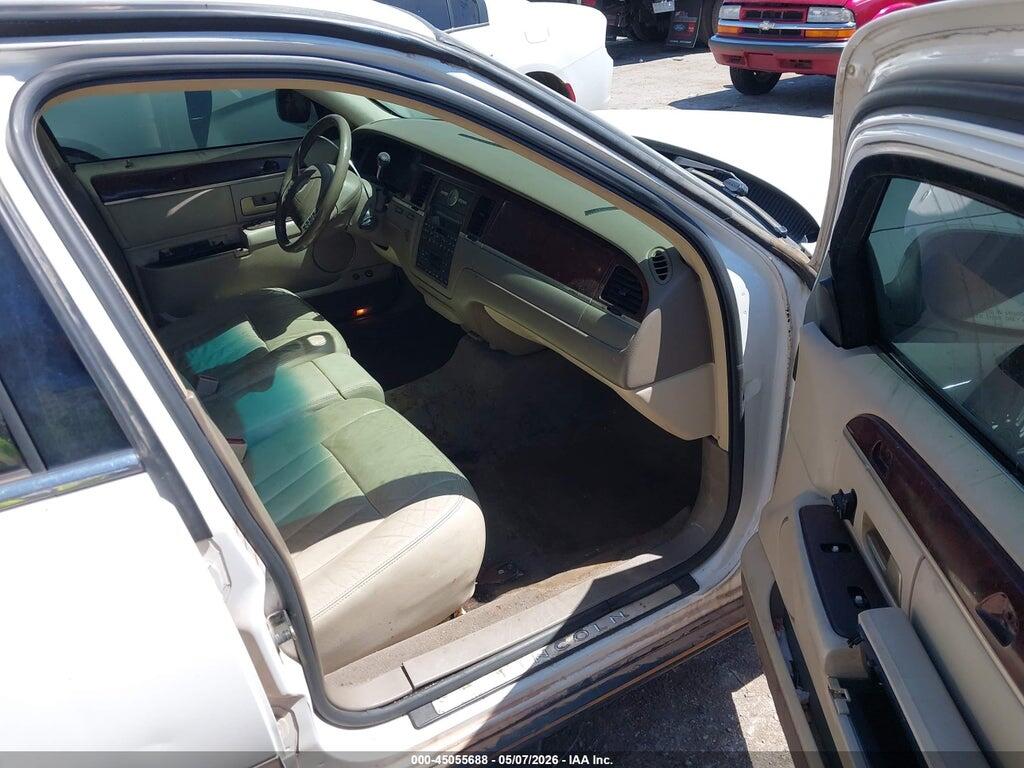 1LNHM81W43Y703076 2003 LINCOLN TOWN CAR photo no. 5