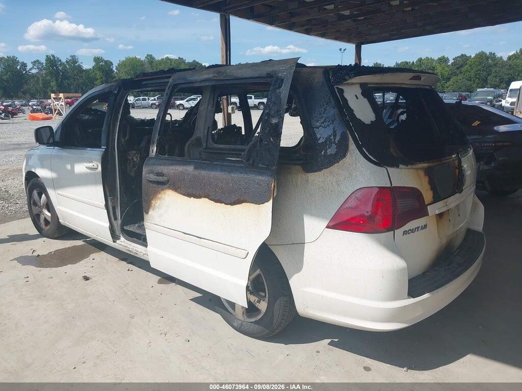 2V4RW3DG2BR789572 2011 VOLKSWAGEN ROUTAN photo no. 3