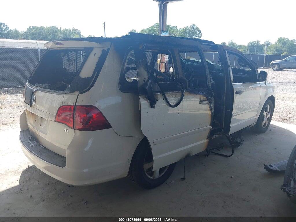 2V4RW3DG2BR789572 2011 VOLKSWAGEN ROUTAN photo no. 4