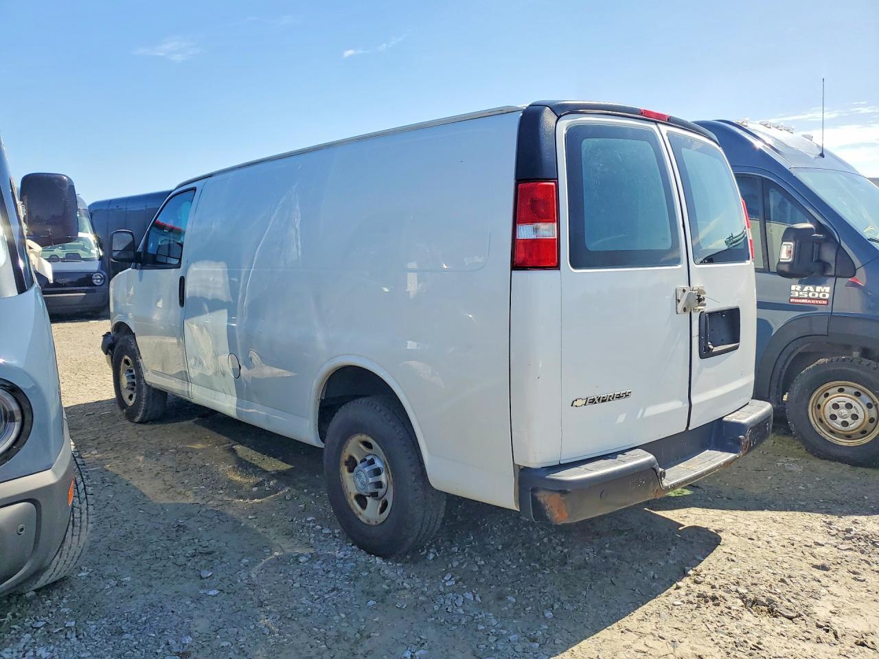 2017 CHEVROLET EXPRESS G2500 — Фото 2 из 13