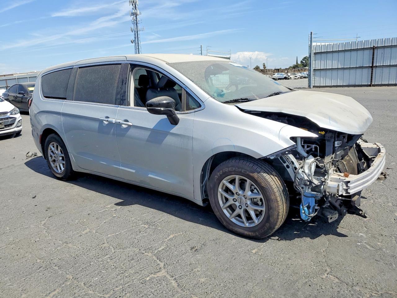 2024 CHRYSLER PACIFICA TOURING L — Фото 4 из 14