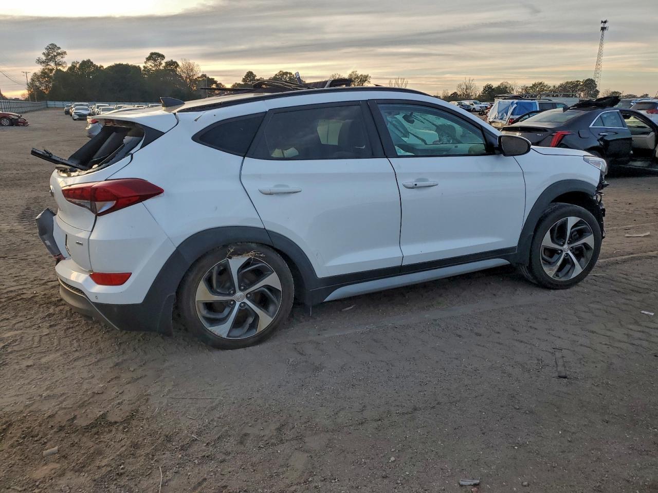 KM8J3CA28JU736316 2018 HYUNDAI TUCSON photo no. 3