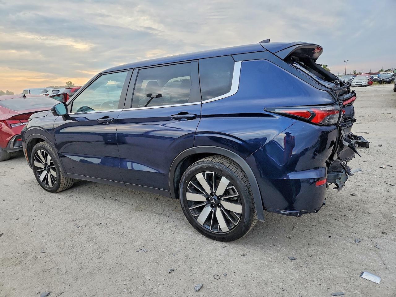2025 MITSUBISHI OUTLANDER SE — Фото 2 из 13
