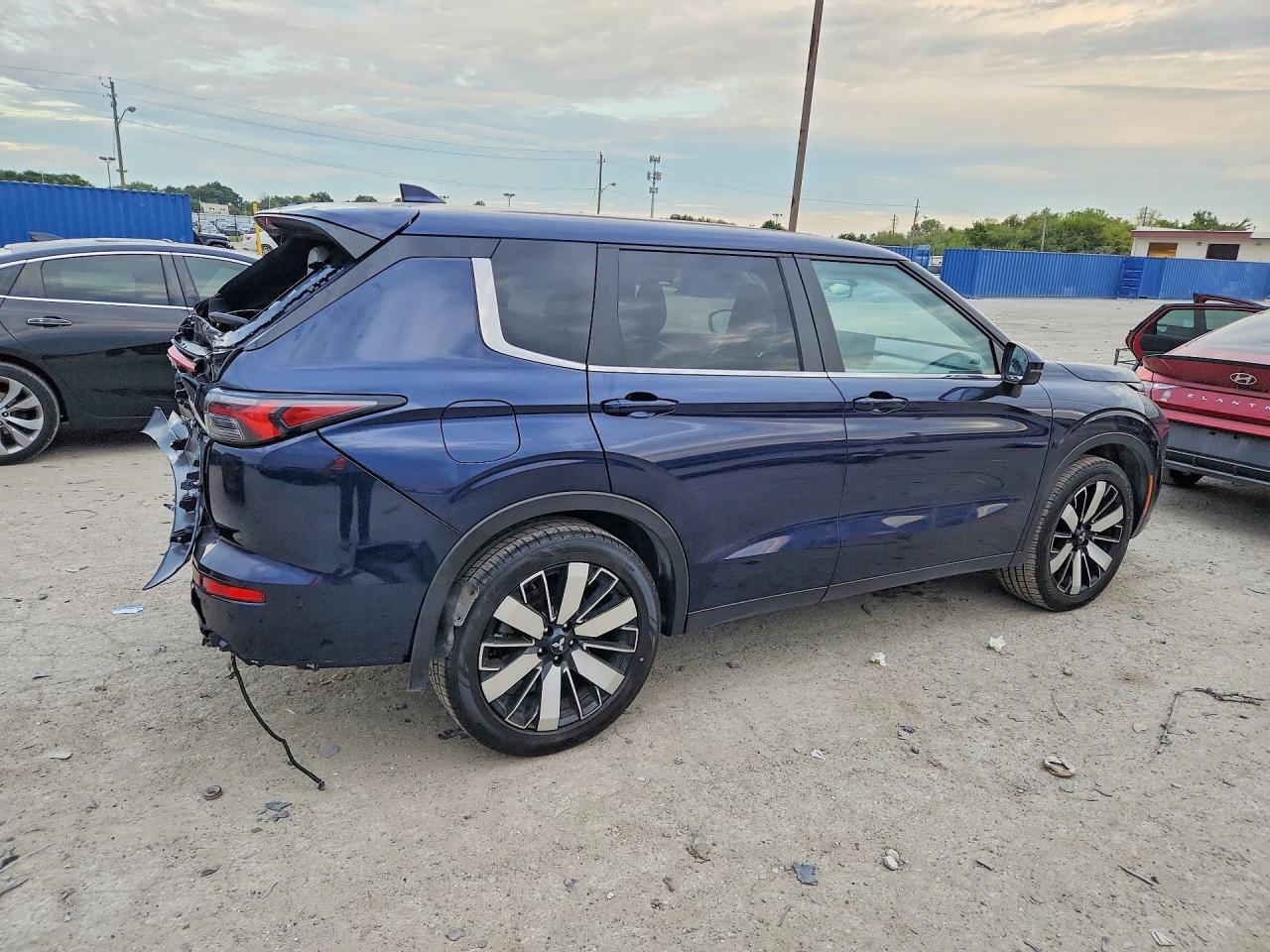 2025 MITSUBISHI OUTLANDER SE — Фото 3 из 13