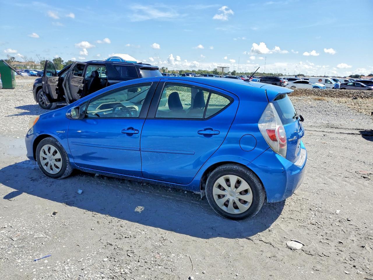 2012 TOYOTA PRIUS C TWO — Фото 2 из 12