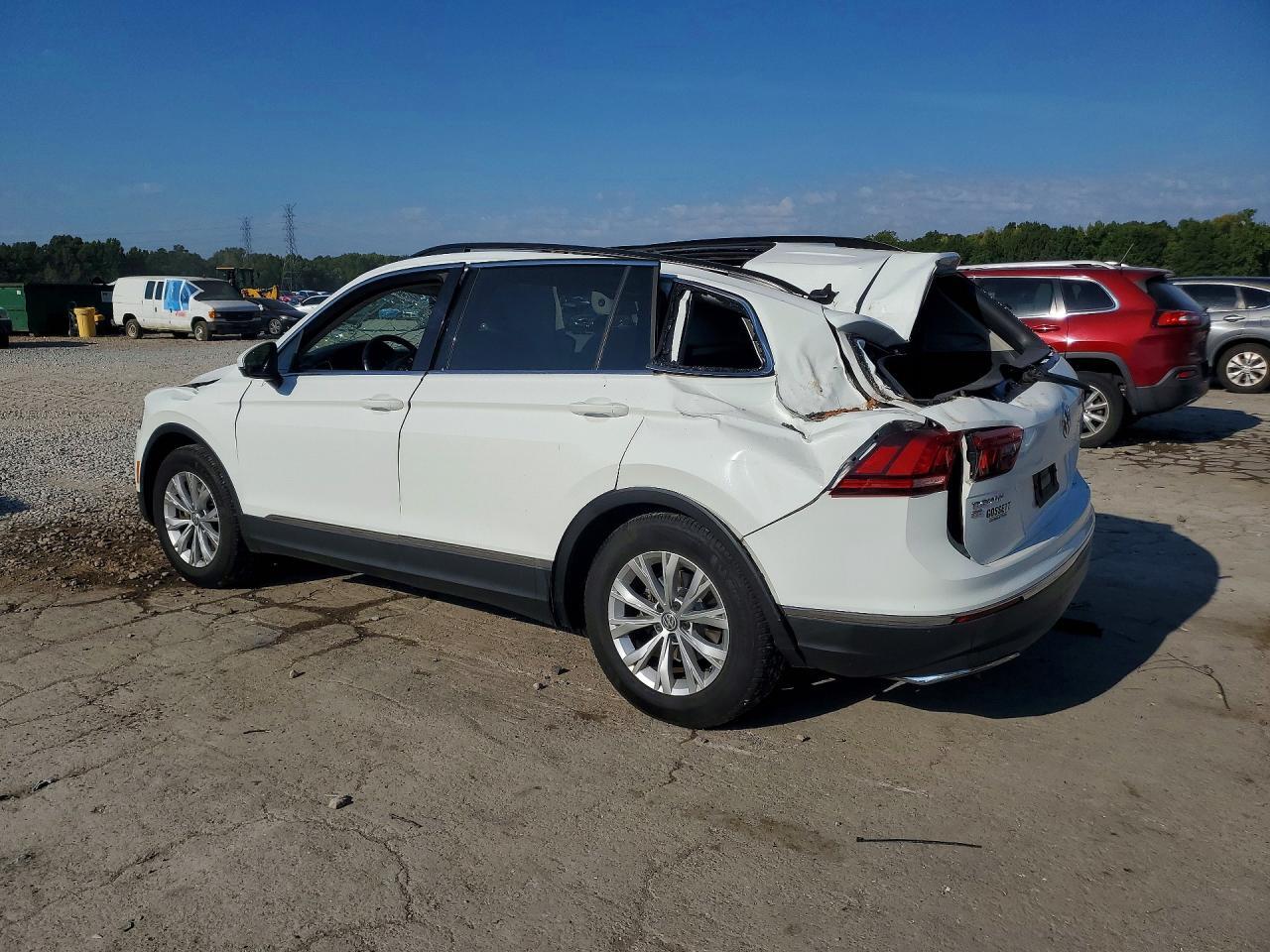 3VV3B7AX9JM140804 2018 VOLKSWAGEN TIGUAN photo no. 2