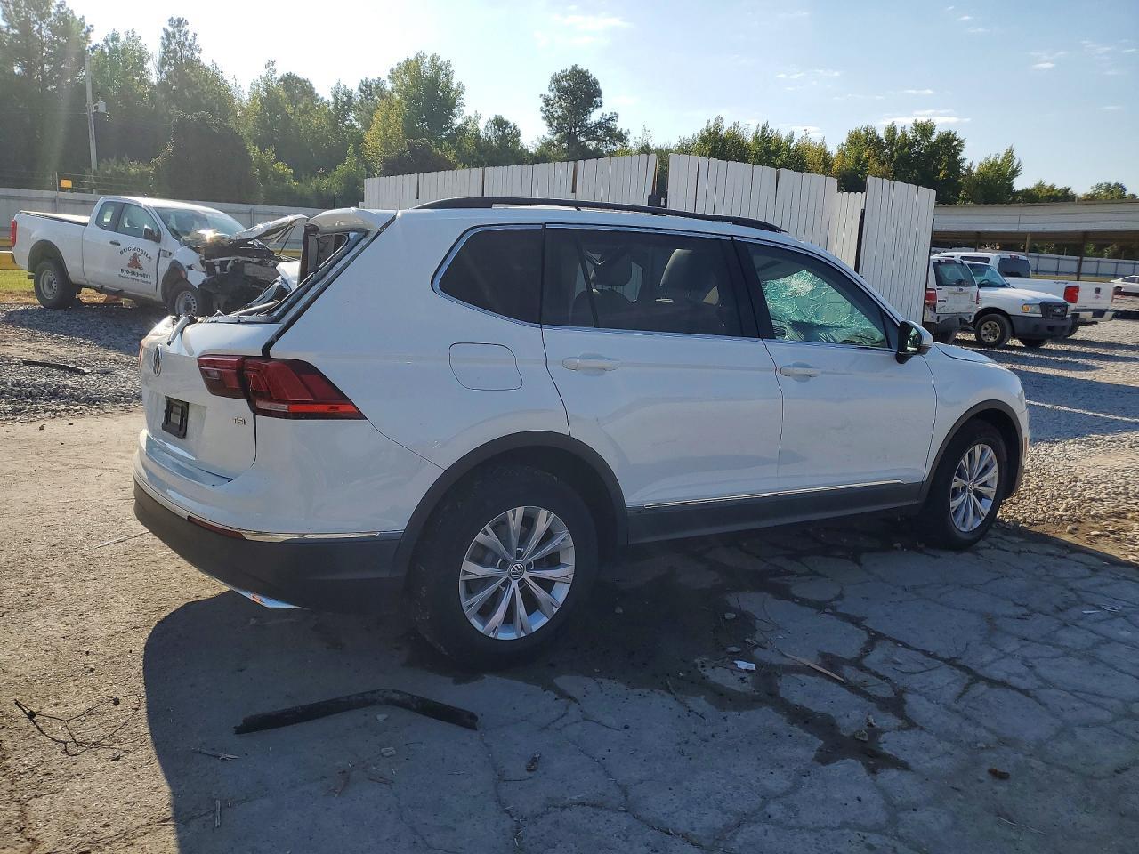 3VV3B7AX9JM140804 2018 VOLKSWAGEN TIGUAN photo no. 3