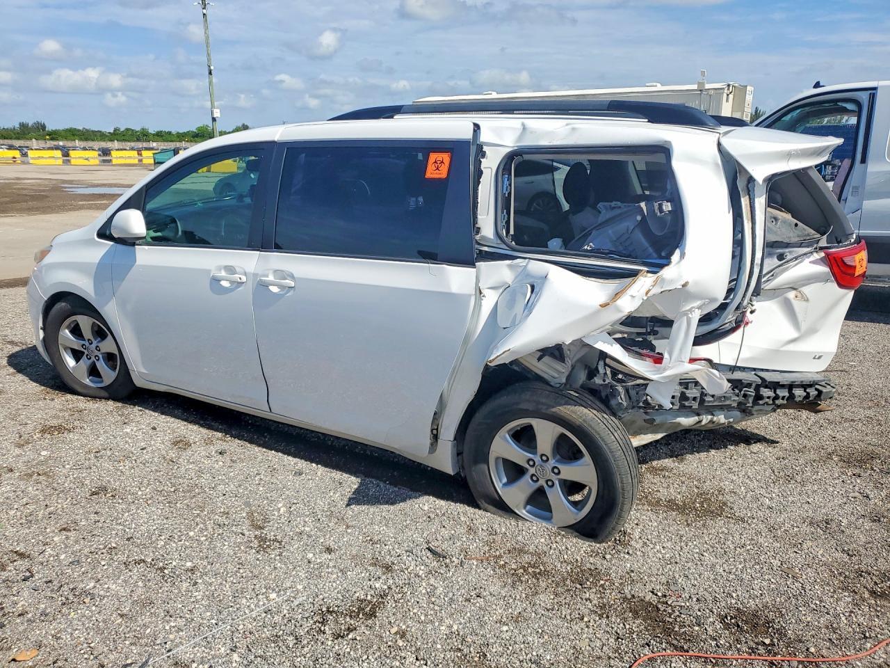 2015 TOYOTA SIENNA LE 8 PASSENGER — Фото 2 из 12