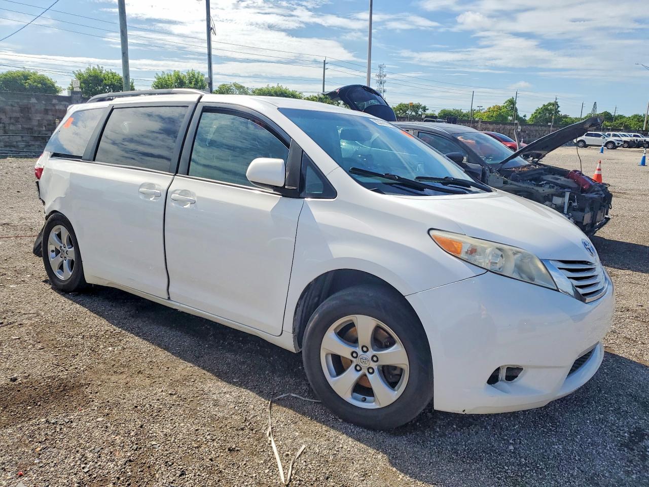 2015 TOYOTA SIENNA LE 8 PASSENGER — Фото 4 из 12