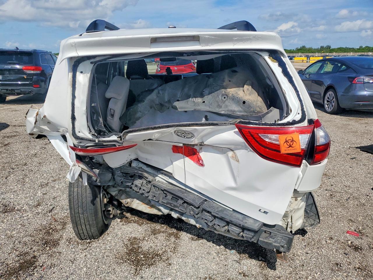 2015 TOYOTA SIENNA LE 8 PASSENGER — Фото 6 из 12