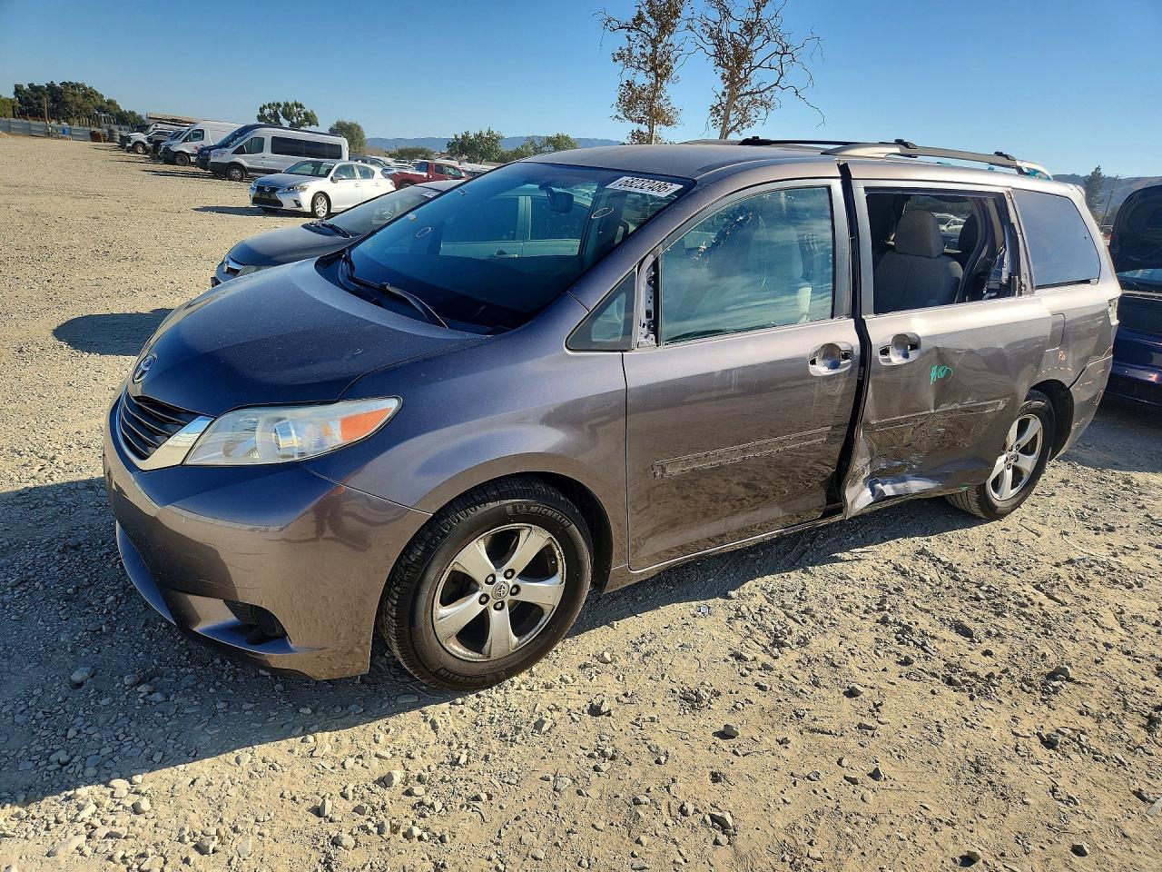 2011 TOYOTA SIENNA LE