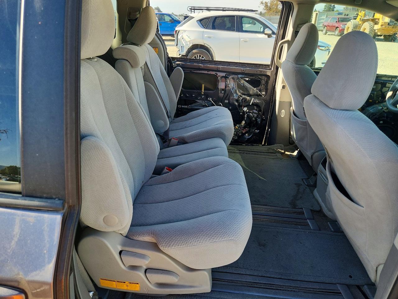 2011 TOYOTA SIENNA LE — Фото 11 из 13